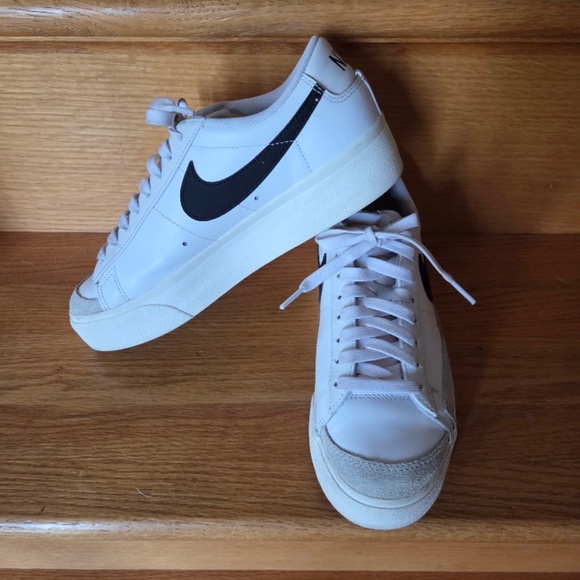Womens Nike Sneakers Size 7 - Picture 1 of 7
